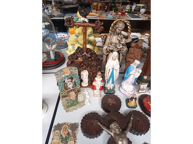 Lot 580 - devotie en heiligenbeelden. 40 stuks - afbeelding 2 van  7