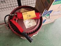 Lot 580 - vetpomp, vet en poetsdoeken - afbeelding 3 van  4
