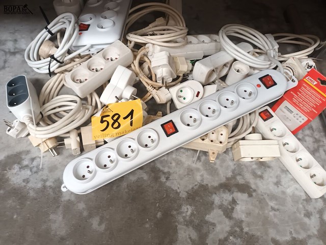 Lot 581 - verlengkabels en verdeelstekkers. 10 stuks - afbeelding 3 van  3