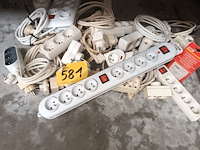 Lot 581 - verlengkabels en verdeelstekkers. 10 stuks - afbeelding 3 van  3