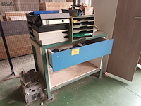 Lot 581 - werkbank met inhoud - afbeelding 1 van  5