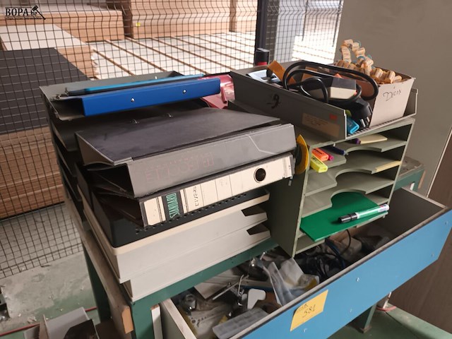 Lot 581 - werkbank met inhoud - afbeelding 2 van  5