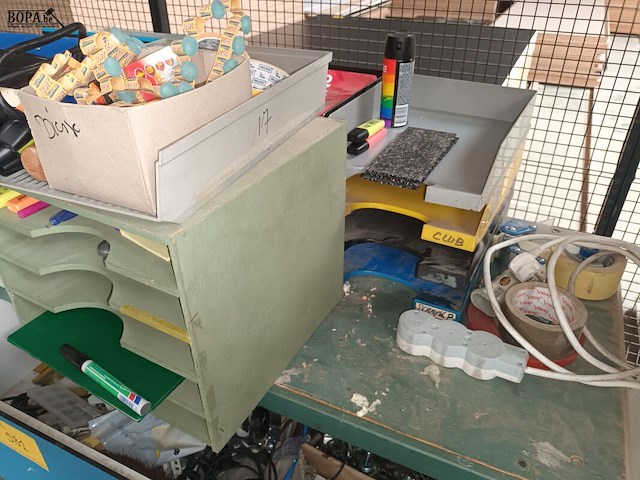 Lot 581 - werkbank met inhoud - afbeelding 3 van  5