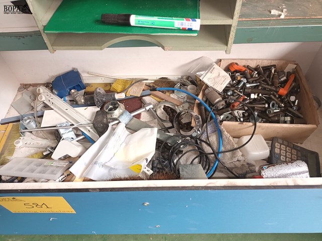 Lot 581 - werkbank met inhoud - afbeelding 4 van  5