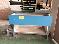 Lot 581 - werkbank met inhoud - afbeelding 5 van  5