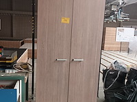 Lot 583 - kast met 2 deuren - afbeelding 1 van  2