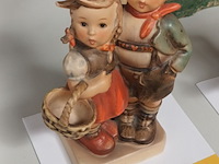 Lot 584 - beeldje goebel - afbeelding 2 van  3