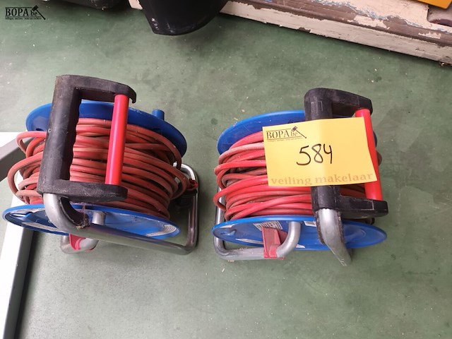 Lot 584 - verlengkabel op haspel. 2 stuks - afbeelding 2 van  3