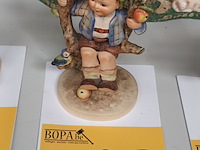 Lot 585 - beeldje goebel - afbeelding 1 van  3