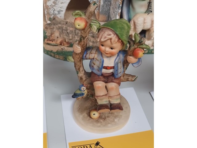 Lot 585 - beeldje goebel - afbeelding 2 van  3