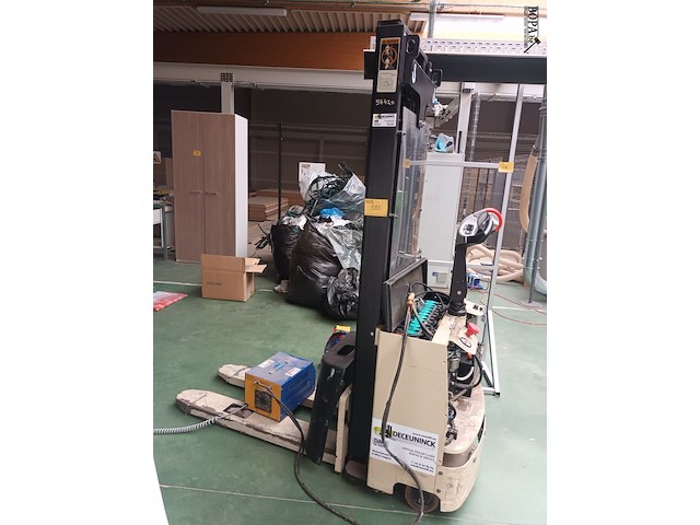 Lot 585 - elektrische palletstapelaar - afbeelding 1 van  4