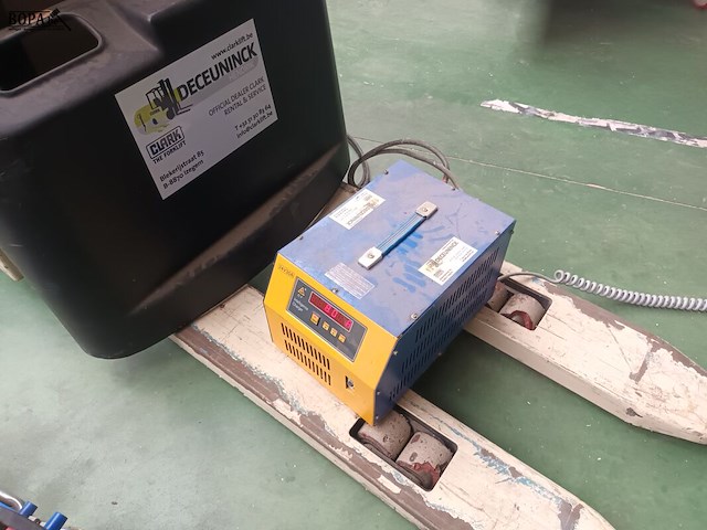 Lot 585 - elektrische palletstapelaar - afbeelding 2 van  4