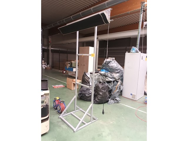 Lot 586 - infrarood verwarming op staander - afbeelding 1 van  4
