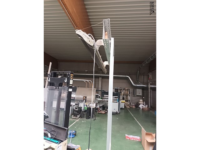 Lot 586 - infrarood verwarming op staander - afbeelding 3 van  4