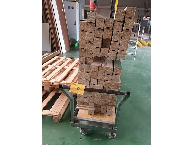 Lot 587 - kar en lot hout - afbeelding 1 van  3