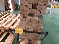 Lot 587 - kar en lot hout - afbeelding 1 van  3