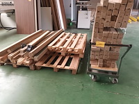 Lot 587 - kar en lot hout - afbeelding 2 van  3