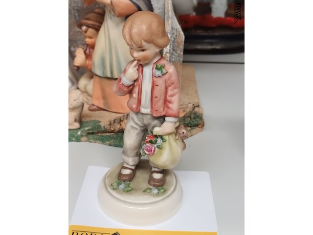 Lot 588 - beeldje goebel - afbeelding 1 van  3