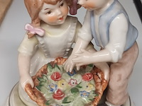 Lot 589 - beeldje goebel - afbeelding 1 van  3