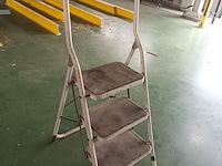 Lot 589 - trapladder - afbeelding 1 van  2