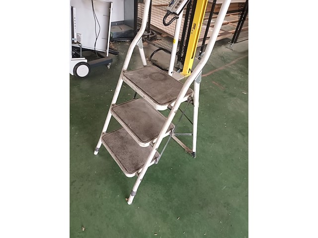 Lot 589 - trapladder - afbeelding 2 van  2