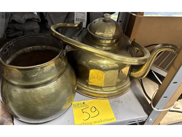 Lot 59 - antieke koperen pot en waterketel - afbeelding 1 van  3