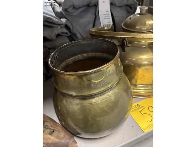 Lot 59 - antieke koperen pot en waterketel - afbeelding 3 van  3