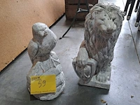 Lot 59 - betonnen tuinbeelden leeuw en roofvogel - 2 stuks