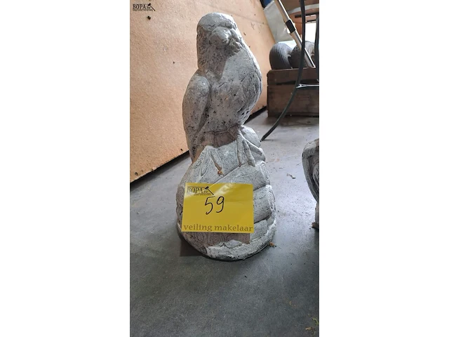 Lot 59 - betonnen tuinbeelden leeuw en roofvogel - 2 stuks - afbeelding 2 van  7