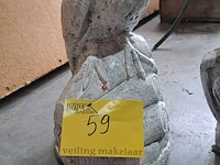 Lot 59 - betonnen tuinbeelden leeuw en roofvogel - 2 stuks - afbeelding 2 van  7