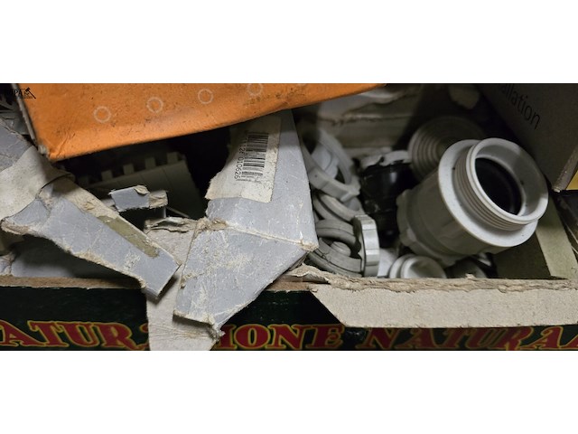 Lot 59 - buisklemmen en nippels - afbeelding 2 van  3