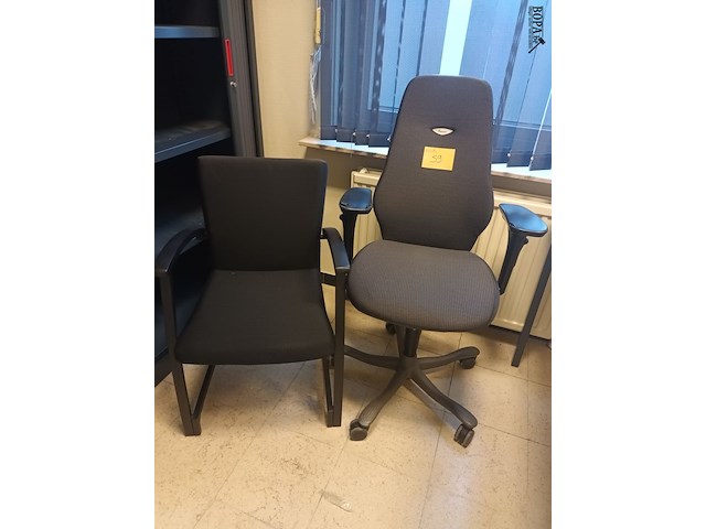 Lot 59 - bureaustoel en armstoel - afbeelding 1 van  3