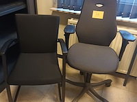 Lot 59 - bureaustoel en armstoel - afbeelding 1 van  3