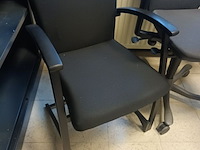 Lot 59 - bureaustoel en armstoel - afbeelding 2 van  3