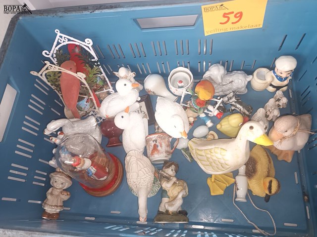 Lot 59 - decoratie met dieren. 1 bak - afbeelding 2 van  4