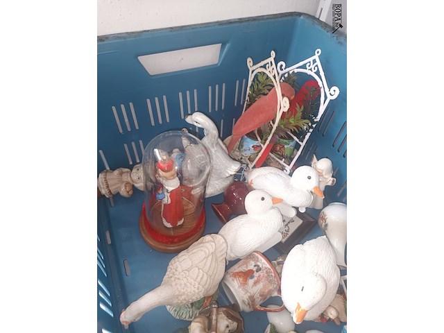 Lot 59 - decoratie met dieren. 1 bak - afbeelding 3 van  4