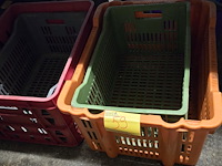 Lot 59 - diverse plastiek manden 4 stuks - afbeelding 1 van  3