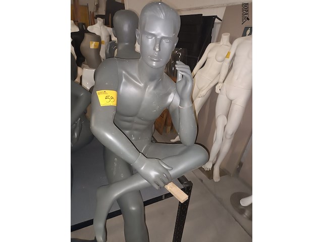 Lot 59 - grijze zittende paspop man - afbeelding 1 van  3