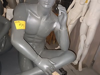 Lot 59 - grijze zittende paspop man - afbeelding 1 van  3