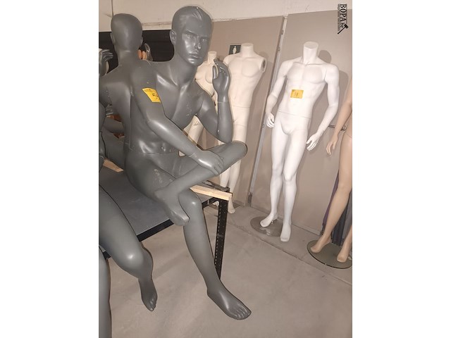 Lot 59 - grijze zittende paspop man - afbeelding 2 van  3