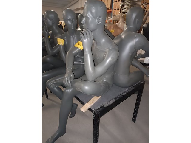 Lot 59 - grijze zittende paspop man - afbeelding 3 van  3
