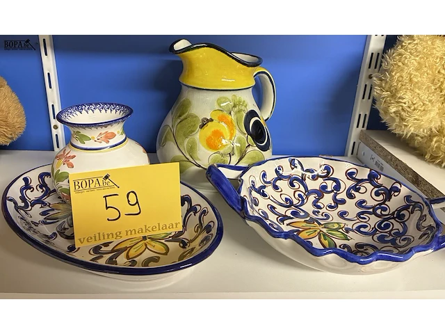 Lot 59 - handgeschilderd keramiek - getekend - afbeelding 1 van  7