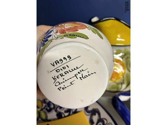 Lot 59 - handgeschilderd keramiek - getekend - afbeelding 4 van  7