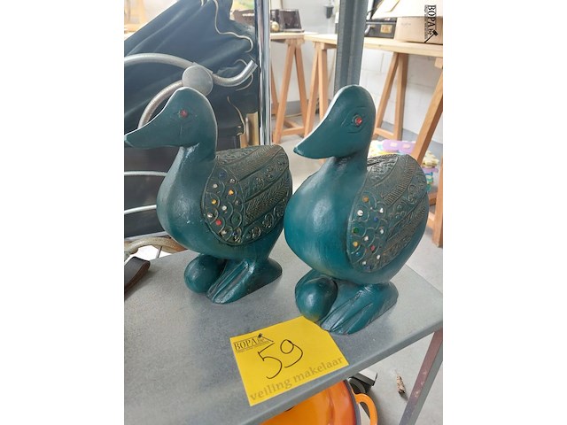 Lot 59 - houten decoratieve eenden, 2 stuks - afbeelding 1 van  2