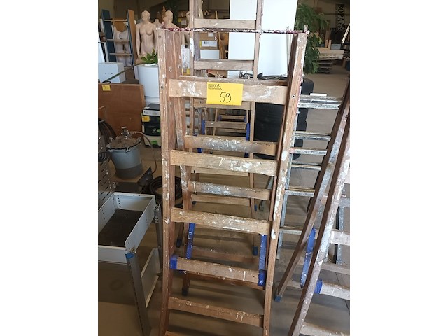 Lot 59 - houten dubbel trapladder - afbeelding 1 van  3