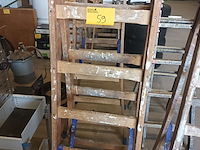 Lot 59 - houten dubbel trapladder - afbeelding 1 van  3