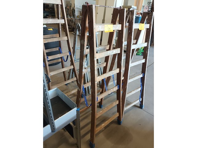 Lot 59 - houten dubbel trapladder - afbeelding 2 van  3