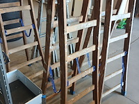Lot 59 - houten dubbel trapladder - afbeelding 2 van  3