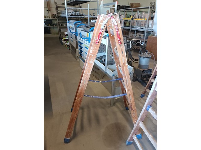 Lot 59 - houten dubbel trapladder - afbeelding 3 van  3