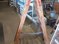 Lot 59 - houten dubbel trapladder - afbeelding 3 van  3